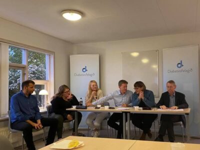 Mourits Joensen, Marna Ingeborg Hentze, Birita K. Samuelsen, Allan Skaalum, May-Britt Skoradal og Anfinnur Johansen, sum var fundarstjóri